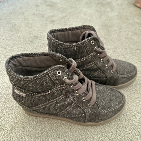 ROXY Gray Mid-Top Bootie in Size 7
Like new, great condition! - Picture 1 of 4